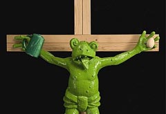 Католики недовольны распятой лягушкой