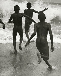  Мартин Мункачи. Мальчики на берегу озера Танганьика. 1930/2004  