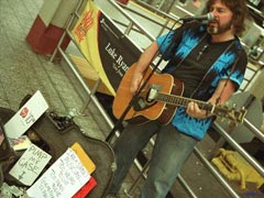 Уличный музыкант на Центральном вокзале в Нью-Йорке