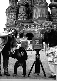  В. Комар, А. Меламид. «Наша Москва глазами обезьяны». 1998.  Сюжет об обезьяне-официанте, работающей в  японском ресторане, вызывает в памяти акцию Комара и Меламида, научивших обезьяну фотографировать 