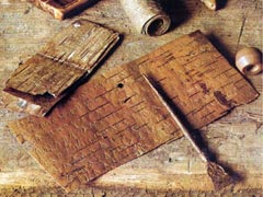 Берестяные грамоты, церы, писала, найденные на раскопках в Великом Новгороде