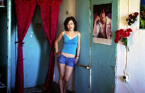 Рена Эффенди. Эльмира в своей комнате в общежитии, Ош. Из серии «Дом счастья». 2007