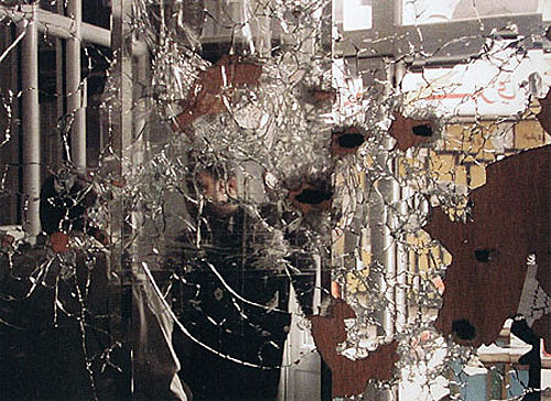 Эмили Ясир. Зеркало в банке. Рамалла. 22 апреля 2002 года