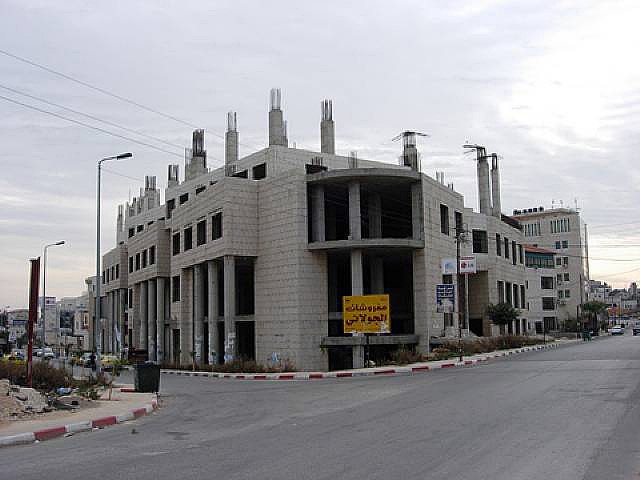 Эмили Ясир. Торговый центр в Рамалле. 2006