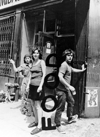 Тина Жируар, Кэрол Гудден и Гордон Матта-Кларк перед рестораном «Food», пересечение Prince Street и Wooster Street, Нью Йорк, 1971, фотограф Ричард Лэндри