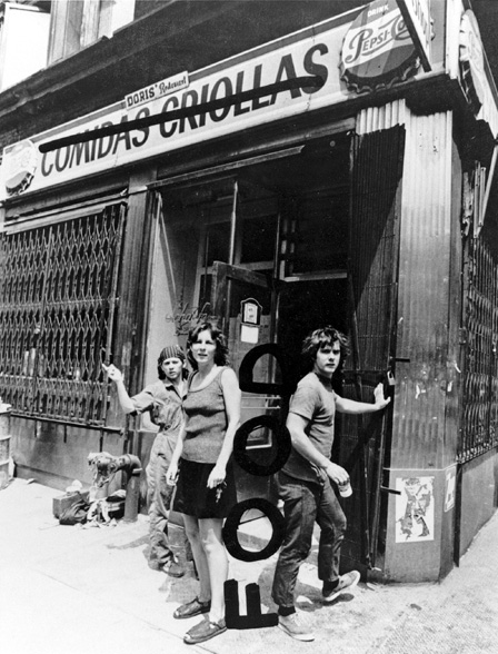 Тина Жируар, Кэрол Гудден и Гордон Матта-Кларк перед рестораном «Food», пересечение Prince Street и Wooster Street, Нью Йорк, 1971, фотограф Ричард Лэндри
