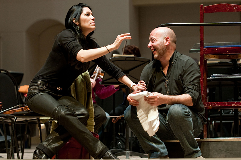 Вивика Жено и Карлос де Арагон во время репетиции