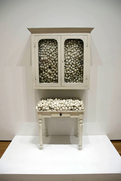 Белый шкаф и белый стол (White Cabinet and White Table). 1965. Museum of Modern Art, Нью-Йорк