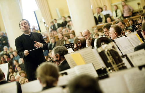 Валерий Гергиев во время исполнения оперы Вячеслава Круглика «Коляска»