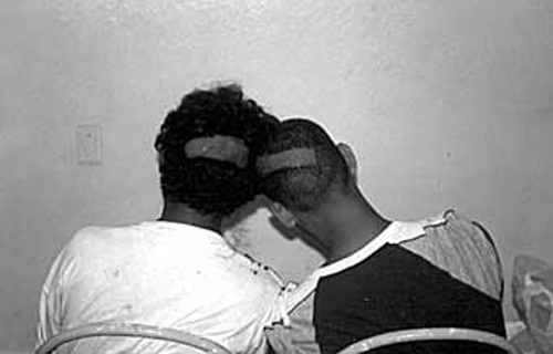 Сантьяго Сьерра. Десятидюймовая полоса, выбритая на головах двух наркоманов, получивших порцию героина в качестве оплаты. 2000