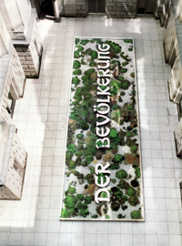 Инсталляция «Населению» (Der Bevölkerung). 2000. Внутренний двор здания Рейхстага, Берлин