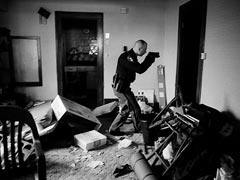 Энтони Суо. Ипотечный кризис в США. Офицер полиции обходит брошенный дом в Кливленде, штат Огайо