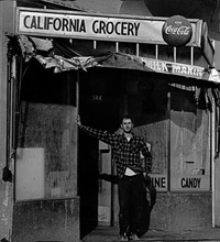 Брюс Науман перед дверью своей мастерской в Сан-Франциско. Около 1966