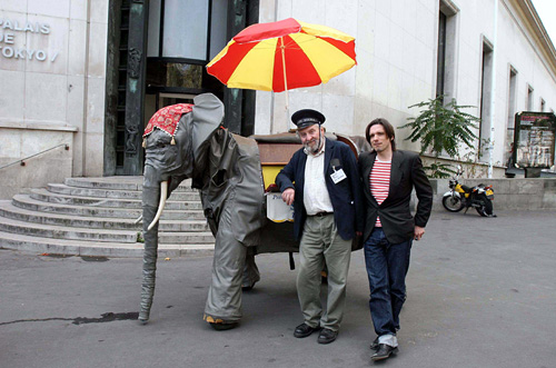 Джереми Деллер (справа) с участниками своего проекта Фольклорный архив, механическим слоном и его хозяином, у входа в Пале-де-Токио, 2008 
