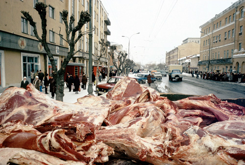 Николай Игнатьев. Грузовик с мясом на фоне улицы. Свердловск, март 1991 