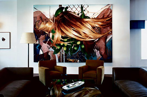 Гостиная в нью-йоркской квартире Теи Вестрайх и Этана Вагнера. На стене – картина Джеффа Кунса и скульптуры бельгийца Яна де Кока