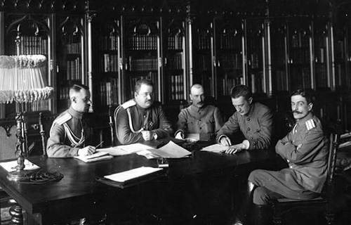 Совещание членов Временного правительства под председательством А. Ф. Керенского (второй справа) в библиотеке Николая II в Зимнем дворце