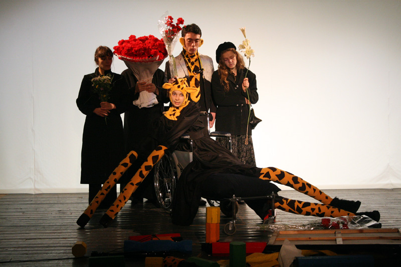 Сцена из спектакля «Смерть жирафа»
