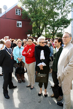 Мэр города Мосс (слева) и порыв северного ветра во время церемонии открытия «Моментума»