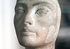 Голова царицы Нефертити. XVIII династия, ок. 1365–1349 гг. до н.э.