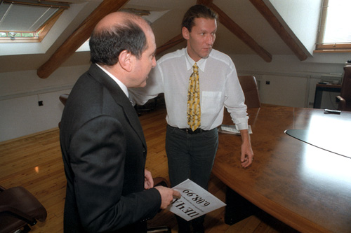 Борис Березовский и генеральный директор ИД «Коммерсантъ» Леонид Милославский в офисе ИД «Коммерсантъ». 6 августа 1999 года
