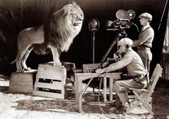 Лев по имени Slats позирует для эмблемы студии Metro-Goldwyn-Mayer. 1924