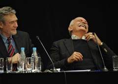 Актер Александр Михайлов и режиссер Никита Михалков на заседании внеочередного съезда Союза кинематографистов. 31 марта 2009 года