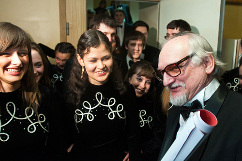 Геннадий Гладков с хористками после авторского вечера посвященного 75-летию со дня рождения композитора