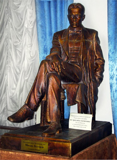 Памятник Михаилу Булгакову в Культурном центре «Булгаковский Дом»