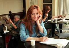 Джоан Роулинг в том самом кафе, где она начинала работать над «Гарри Поттером»