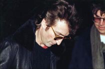 Джон Леннон дает автограф Чепмену за несколько часов до покушения Нью-Йорк, 8 декабря 1980 года