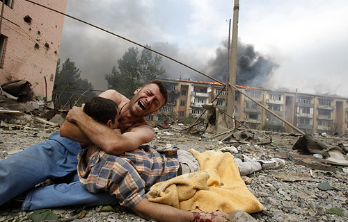 Заза Романадзе держит тело своего брата Звиади после бомбардировки в Гори, Грузия. Фотография, получившая премию на конкурсе World Press Photo