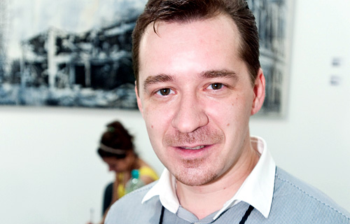 Сергей Попов на стенде своей галереи pop/off/art во время «Арт-Москвы 2009»