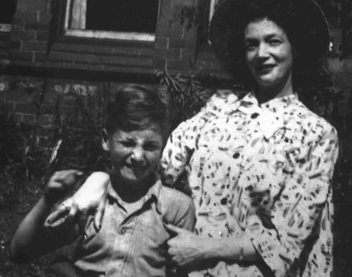 Джон Леннон с матерью Джулией