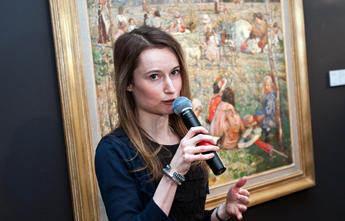 Глава отдела русского искусства Sotheby’s в Лондоне Джоанна Викери на фоне работы Исаака Бродского «Нянька с детьми»