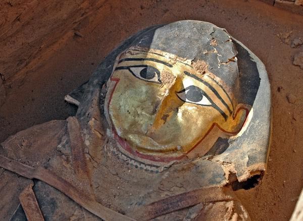 Российские археологи, работающие в Египте, в ходе последнего полевого сезона обнаружили в некрополе Фаюмского оазиса несколько мумий с золотыми масками.