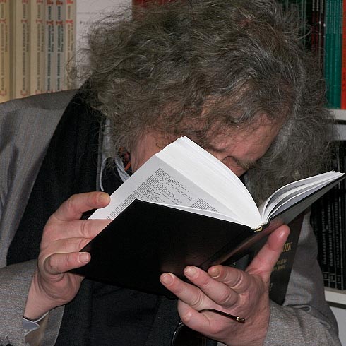 Сегодня в Москве скончался литературовед Владимир Глоцер. Об этом сообщает в своем блоге главный редактор журнала «Новый мир» Андрей Василевский.