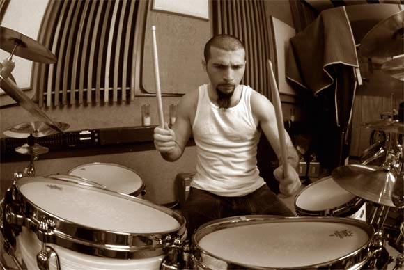 Ударник армяно-американской группы System of a Down Джон Долмаян принял участие в прослушивании на место нового барабанщика Smashing Pumpkins.
