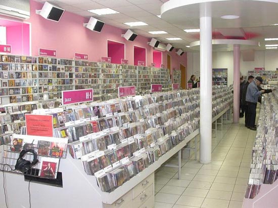 Магазин «Пурпурный легион» обнародовал свой рейтинг продаж за 2008 год. Первое место среди российских исполнителей занимает сборник «Калина Красная 16 Шансон ’2008», среди иностранцев – «Chinese Democracy» Guns N’ Roses.