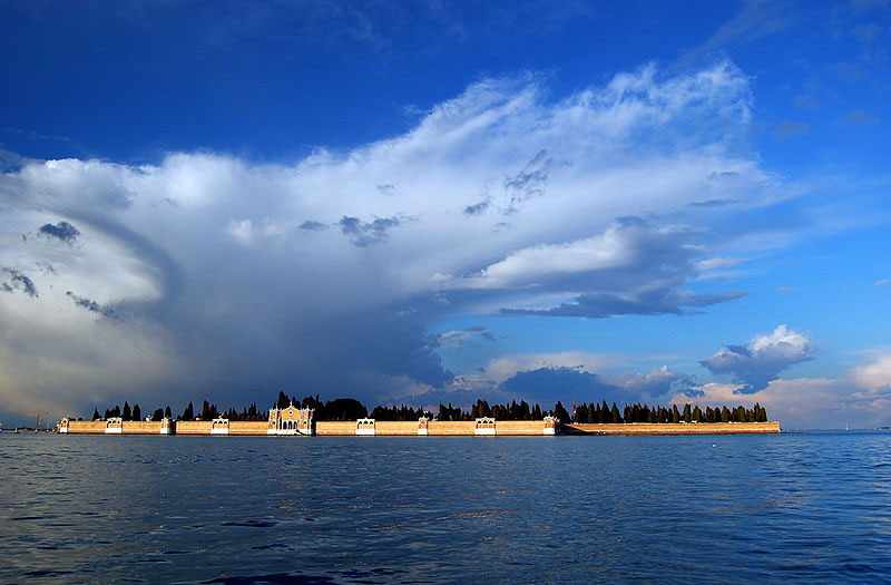 Остров Михаила Архангела, где находится кладбище Сан-Микеле