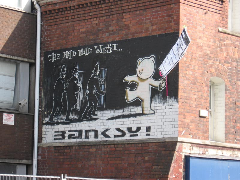 Работа знаменитого граффитчика Бэнкси, расписавшего стену на улице Бристоля в районе Stokes Croft, была испорчена красной краской. Ответственность на себя взяла группа Appropriate Media, обвинившая художников граффити в пособничестве буржуазным переменам.