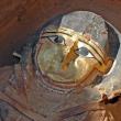 Российские археологи, работающие в Египте, в ходе последнего полевого сезона обнаружили в некрополе Фаюмского оазиса несколько мумий с золотыми масками.