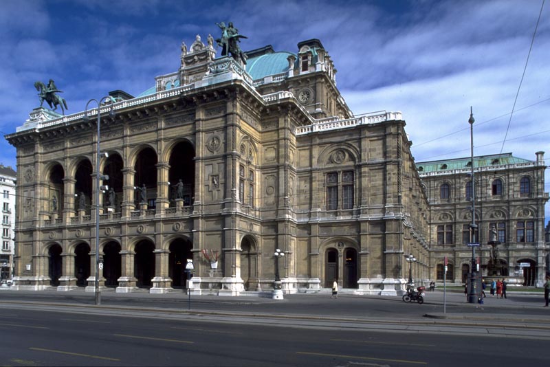 25 мая, в день 140-летнего юбилея Венской оперы, состоится прямая трансляция «Дон Жуана» Моцарта на экране площадью 50 квадратных метров, расположенном на стене здания оперы.