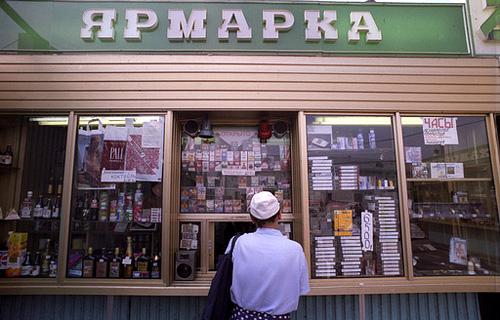 Коммерческий киоск на Зубовском бульваре. 1993 
