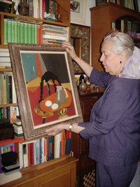 Маяковская с картиной, которую она нарисовала