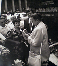Маяковская сыном в Москве у памятника отцу дает автографы