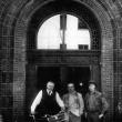 Раймун Абрам, Петер Кубелка и Йонас Мекас перед входом в Антологию архивного кино, 2-я авеню, Манхэттен 