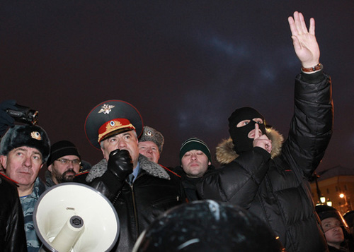 Глава столичного ГУВД Владимир Колокольцев выступает перед участниками акции в память об убитом болельщике 