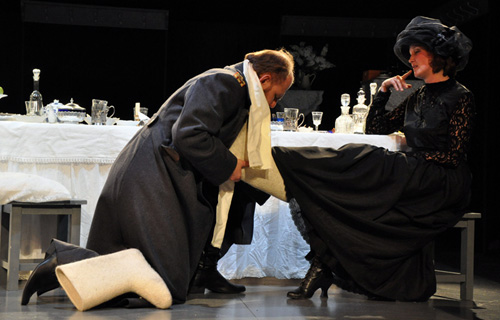 Сцена из спектакля «Три сестры» в постановке Льва Эренбурга 