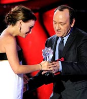 Натали Портман получает от Кевина Спейси приз лучшей актрисе. 14 января 2011 года
